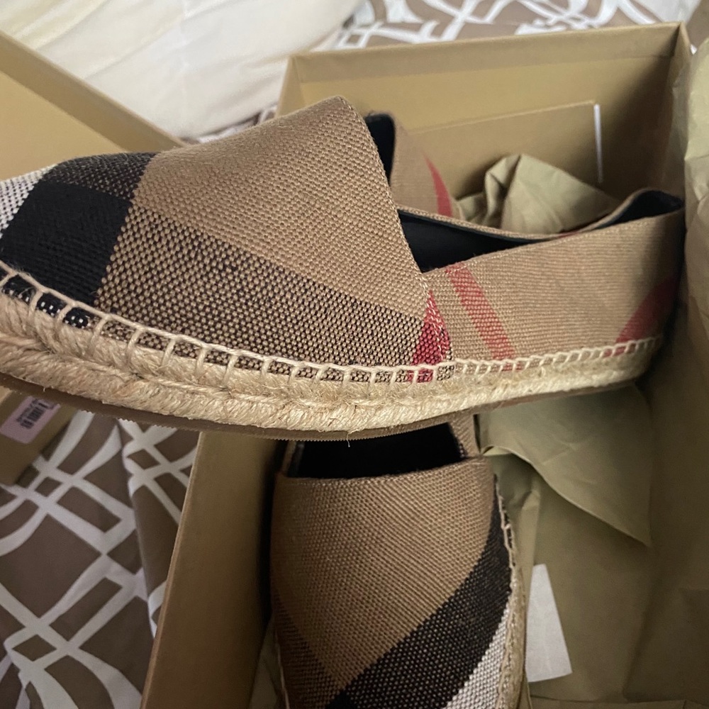 Women’s Burberry flats